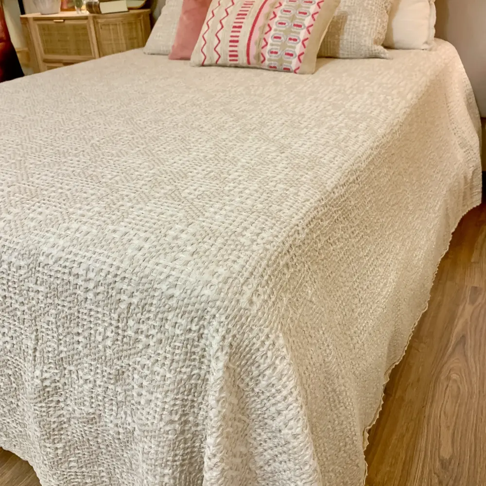 Colcha puntilla hueso cama 180