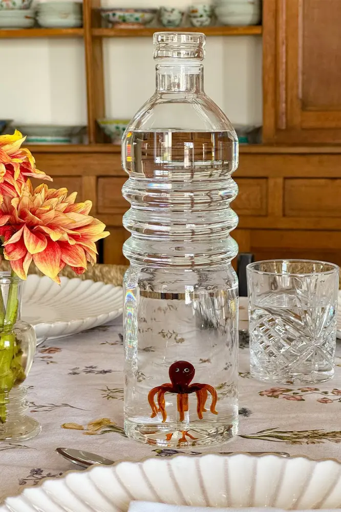 Glasflasche mit Oktopusfigur