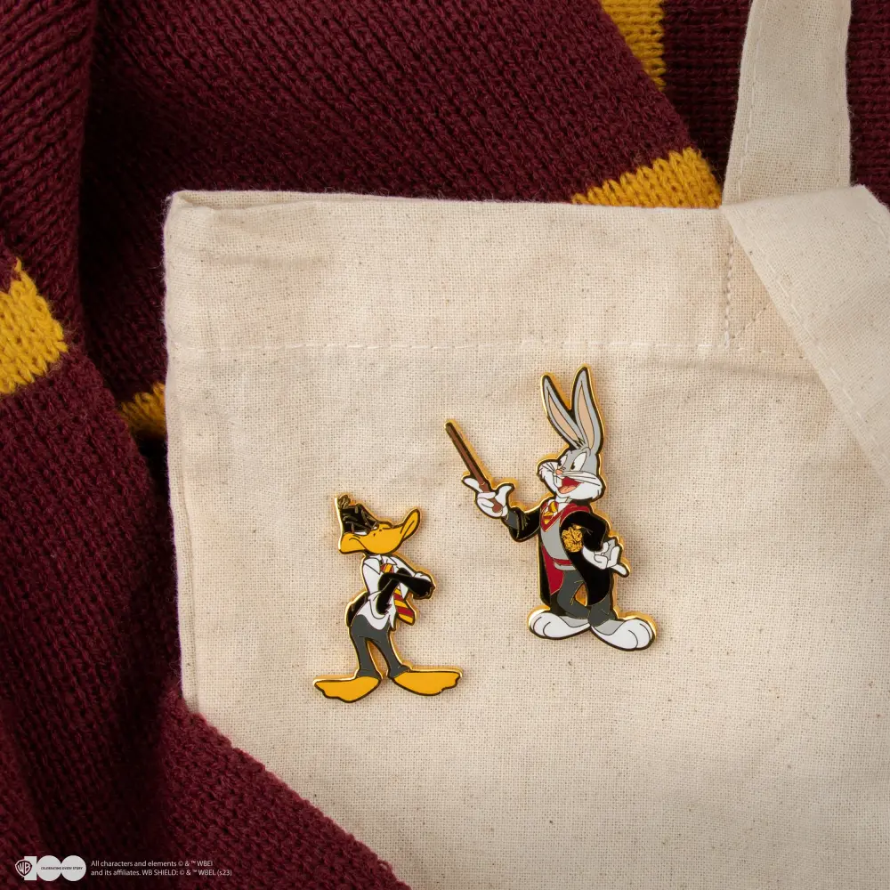 Conjunto de 2 insignias de pin de Bugs Bunny y Daffy Duck en Hogwarts