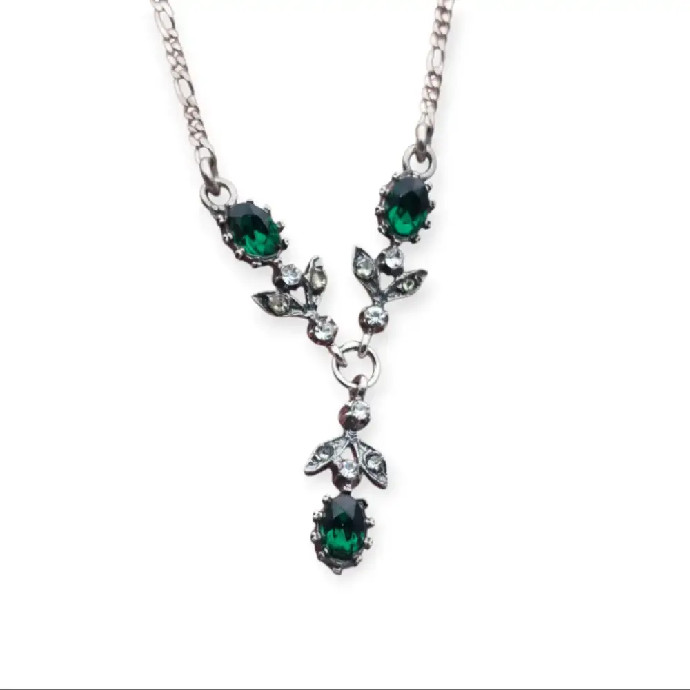 Gargantilla de plata 925 antiguo ños 60-70 con pedrerí verde y blanca, estilo Hollywood. marca Adensa.