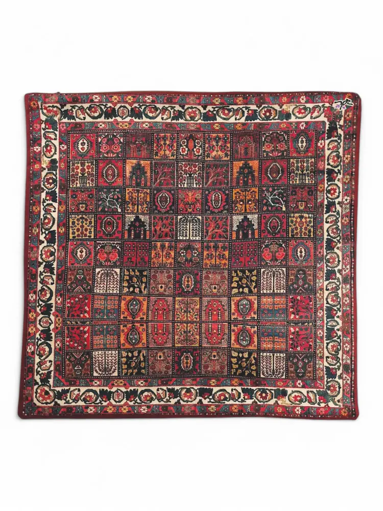 Funda de cojín inspirada en un diseño típico de alfombra de la tribu Bakhtiari (suroeste de Irán), que representa un j...