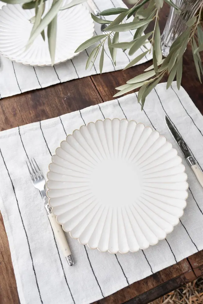 Set de table en lin blanc avec rayures noires con Funda Extraíble