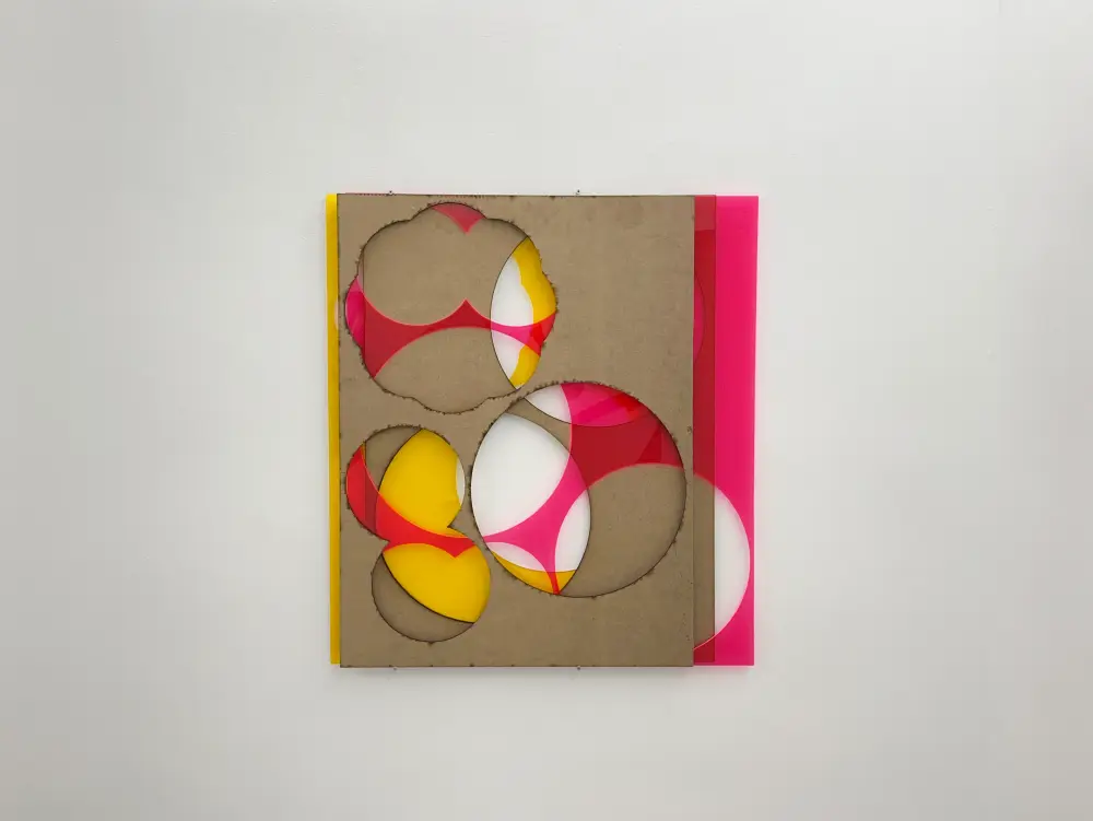 Ensamblaje Contemporáneo Amarilla y rosa, cerrada. Tramak I