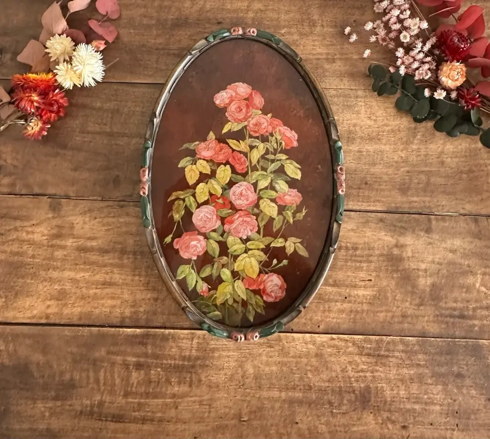 Peinture de roses reflets dorés signée dans cadre sculpté Listo para Colgar