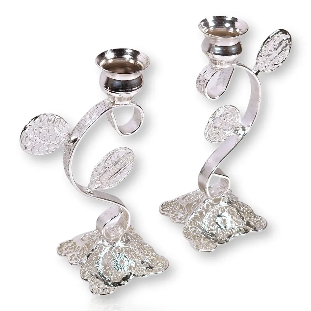 Par de candelabros hechos mano con hilos de cobre y bañados en plata, un artículo de lujo del arte persa.