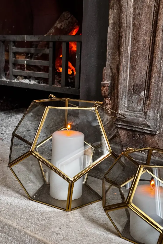 Porta-velas em cristal dourado com design em forma de esfera médio