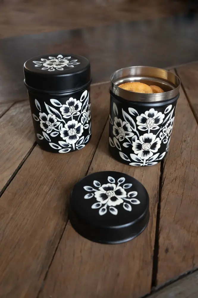 Pot Avec Couvercle Noir Peint Fleurs Blanches con Marco Flotante