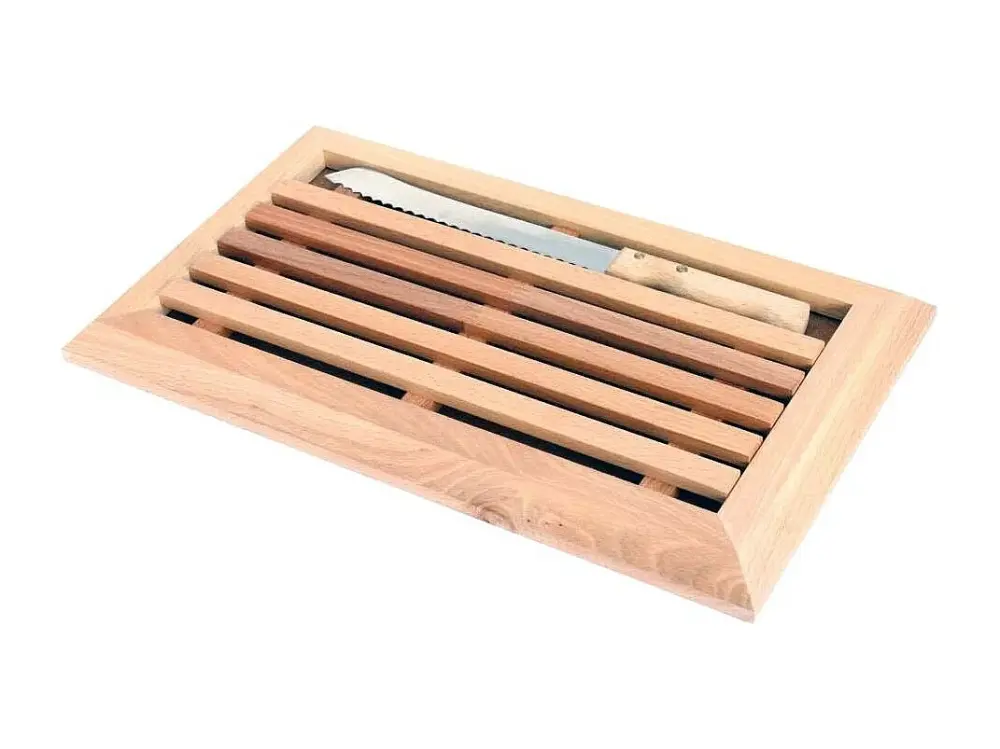Tabla de pan de haya aceitada con cuchillo