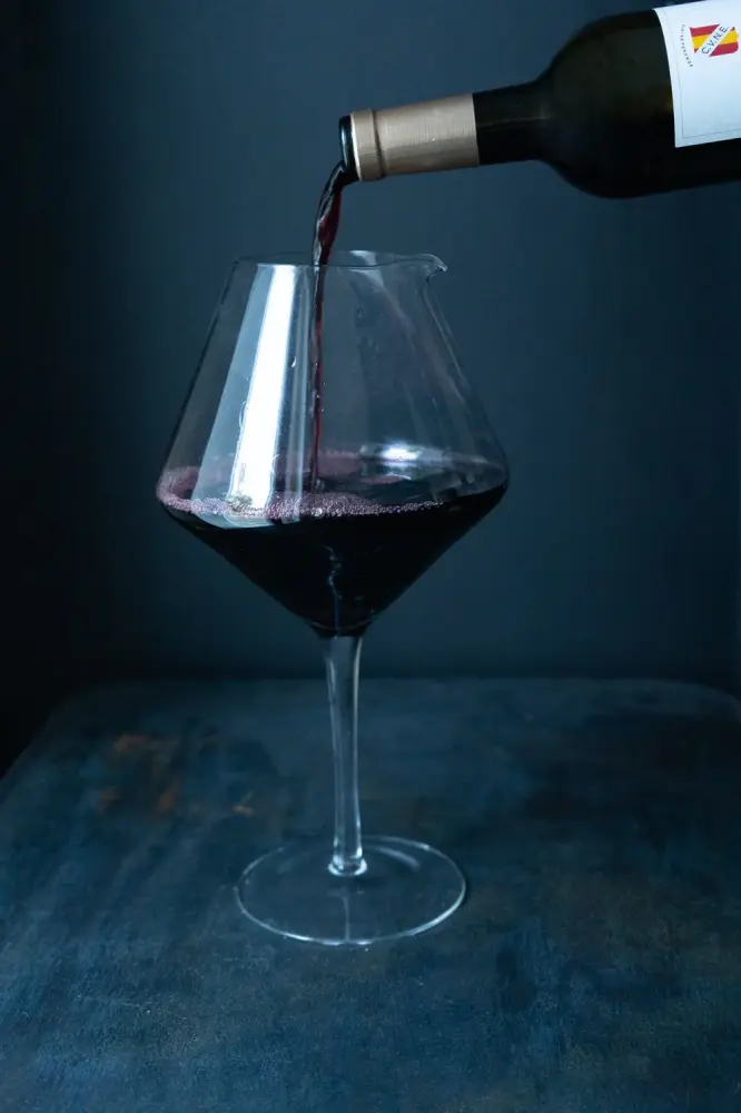 Carafe à décanter en forme de verre à vin