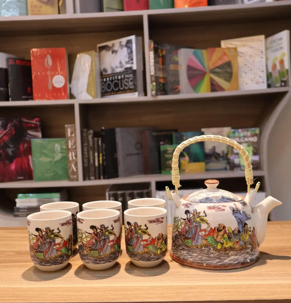 Juego de té, en porcelana con filtro 900ml, tetera con 6 vasitos.